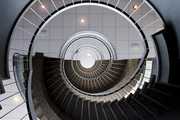 Photographie d'intérieur géométrique et éclairage naturel